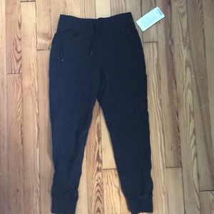 NWT lululemon jogger size 6